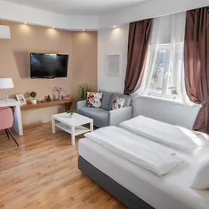 Apartment Premium Szervita Square